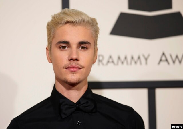 Singer Justin Bieber arrives at the 58th Grammy Awards in Los Angeles, California, Feb. 15, 2016.