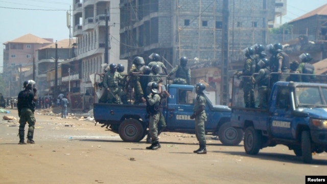 Anti-riot policemen deploy across Conakry to separate rival gang fighters, March 1, 2013.