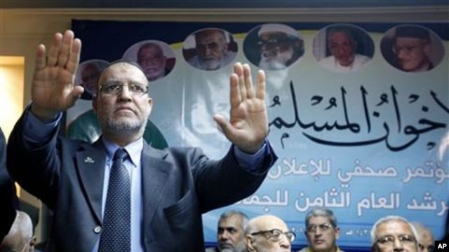 Dr. Essam el-Eryan, Egyptian Muslim Brotherhood top figure, gestures to clam reporters during a conference at the Brotherhood headquarter in Cairo, Egypt (File Photo)