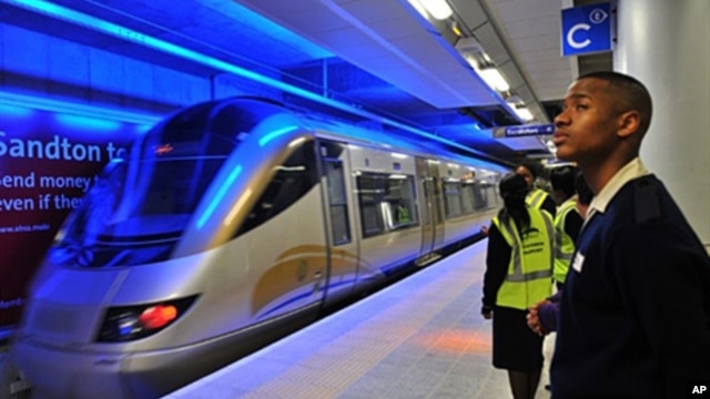Passengers wait for the new Gautrain, Africa's first high-speed rail line, shortly after its launch in Johannnesburg, 8 June 2010
