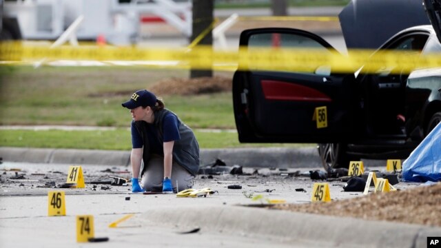 Nhân viên FBI điều tra hiện trường vụ nổ súng bên ngoài Trung tâm Culwell Curtis ở Garland, Texas, ngày 4/5/2015.