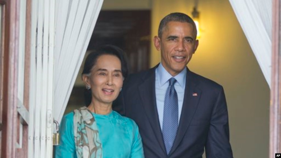 ဒုတိယအႀကိမ္ေျမာက္ ျမန္မာႏိုင္ငံခရီးစဥ္အတြင္း သမၼတ အိုဘားမားက ေဒၚေအာင္ဆန္းစုၾကည္ကို သြားေရာက္ေတြ႕ဆံုစဥ္ ( ႏို၀င္ဘာလ ၁၄ ရက္ ၂၀၁၄)