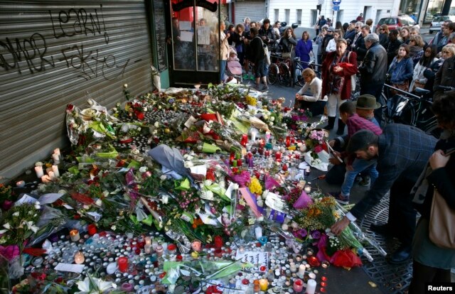 Người dân đặt hoa tại hiện trường của một vụ tấn công tại Paris, ngày 15/11/2015.