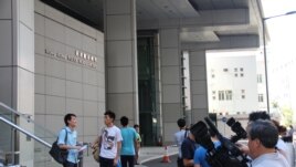 媒体在香港警察总署外等候李建军向商业罪案调查科举报(美国之音海彦拍摄)