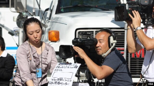 Medios de comunicación de todas partes del mundo transmiten los detalles del evento desde las afueras del edificio de la ONU.