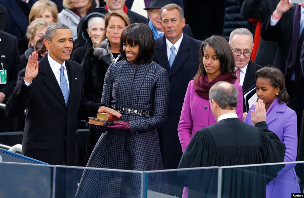 Tổng thống Hoa Kỳ Barack Obama tuyên thệ nhậm chức trước Chánh án Tối cao Pháp viện John Roberts tại Điện Capitol, ngày 21/1/2013.