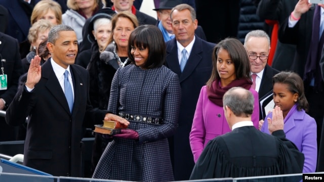 Tổng thống Hoa Kỳ Barack Obama tuyên thệ nhậm chức trước Chánh án Tối cao Pháp viện John Roberts tại Điện Capitol, ngày 21/1/2013.