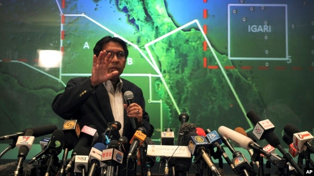 Giám đốc Nha Hàng không Dân dụng của Malaysia Azharuddin Abdul Rahman nói với phóng viên báo chí về các nỗ lực tìm kiếm chiếc máy bay bị mất tích, tại một cuộc họp báo