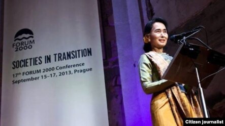 ခ်က္သမၼတႏိုင္ငံက Fourm 2000 မွာ မိန္႔ခြန္းေျပာၾကားေနတဲ့ ႏိုဗယ္ၿငိမ္းခ်မ္းေရးဆုရွင္ ေဒၚေအာင္ဆန္းစုၾကည္။ (စက္တင္ဘာ ၁၅၊ ၂၀၁၃၊ ဓာတ္ပံု/ဦးထြန္းေဝ-ဂ်ပန္-facebook မွ ကူးယူေဖာ္ျပပါသည္။)