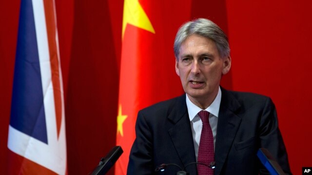 Ngoại trưởng Anh Philip Hammond phát biểu tại Bắc Kinh, 12/8/2015.