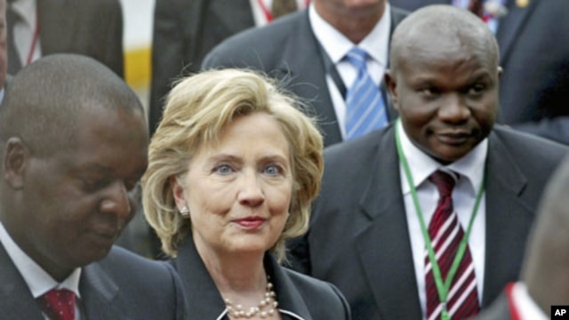 US Secretary of State Hillary Clinton (C), arrives at the opening session of the eighth Africa Growth Opportunities Act (AGOA) Forum in Kenya's capital Nairobi, August 5, 2009 (file photo)