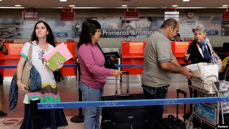 Estando todavía en el aeropuerto de La Habana, Yoani Sánchez muestra su visa brasileña impresa en su pasaporte cubano, con lo que puede hacer realidad muchos de sus sueños.