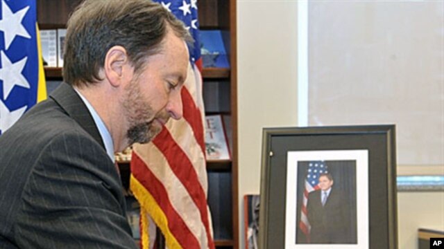 The US ambassador to Bosnia and Herzegovina, Patrick Moon, signs a book of condolences in memory of US diplomat Richard Holbrooke in Sarajevo, Dec 14, 2010