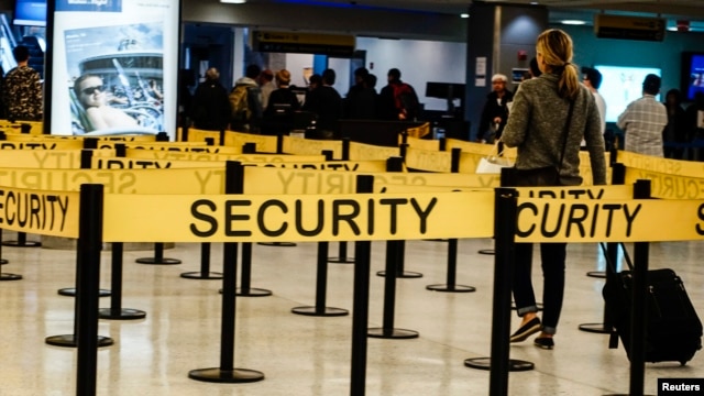 Các hành khách tại điểm kiểm soát an ninh tại sân bay JFK ở New York.