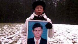 Chea Vichea's wife holding a picture of her late husband, Chea Vichea, file photo. 