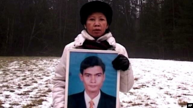 Chea Vichea's wife holding a picture of her late husband, Chea Vichea, file photo. 