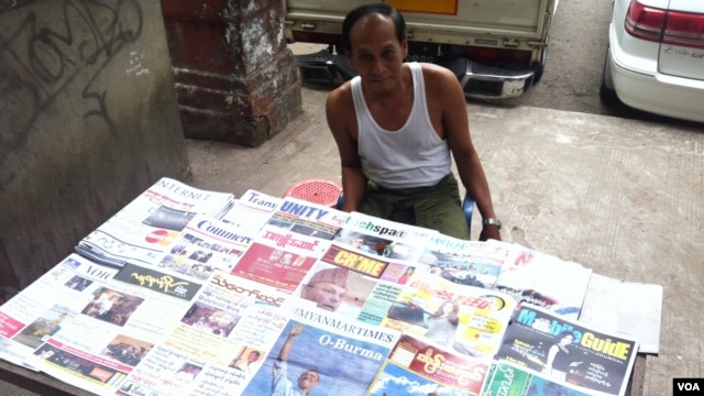 Penjual koran di Rangoon, Oo Zay Yar, mengatakan Burma menyambut kedatangan Presiden Barack dengan harapan dapat membantu meningkatkan pembangunan ekonomi, sosial dan politik. (VOA/D. Schearf)