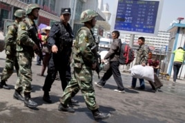 Các tổ chức nhân quyền nói rằng những chính sách hà khắc của chính phủ Trung Quốc ở Tân Cương là nguyên do chính tạo ra bất ổn và bạo động ở khu vực Tân Cương.