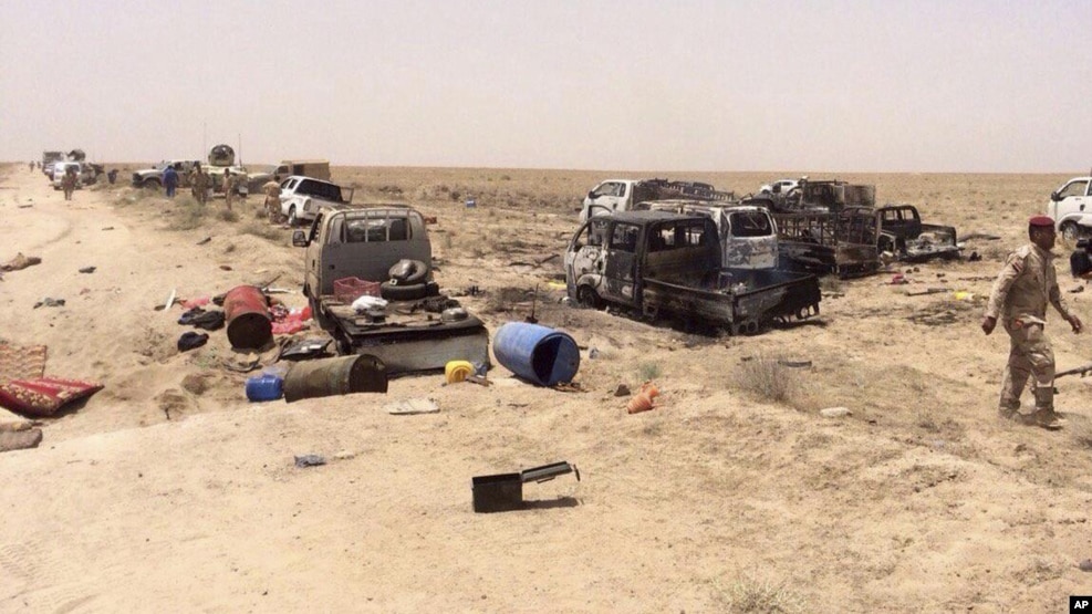 Fuerzas de seguridad iraquíes inspeccionan vehículos pertenecientes a militantes del grupo Estado Islámico en las afueras de Faluya.