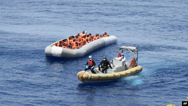 意大利海军在2016年5月30日发表的照片显示移民被从海上救起。