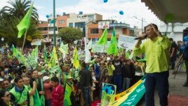 El atacante cuchillo en mano inició  indiscriminadamente a apuñalar a sus víctimas en pleno mitin de Rafael Correa.