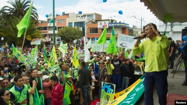 El atacante cuchillo en mano inició  indiscriminadamente a apuñalar a sus víctimas en pleno mitin de Rafael Correa.
