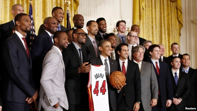 Obama tiene por costumbre recibir en la Casa Blanca a los equipos campeones de las diferentes ligas profesionales de Estados Unidos. 