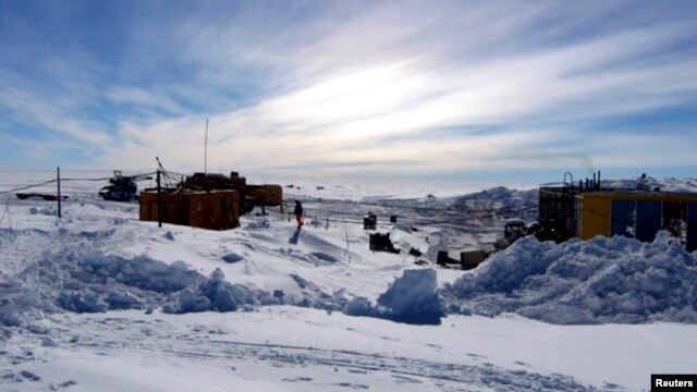 Российские специалисты готовятся бурить почти четырехкилометровую толщу льда на антарктическом озере Восток. 29 июня 2010 г.