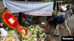 Người dân đặt hoa tưởng nhớ các nạn nhân của vụ tấn công vào cửa hàng Holey Artisan và nhà hàng O'Kitchen, ở Dhaka, Bangladesh, 5/7/2016.