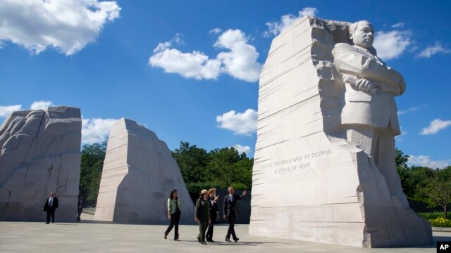 El presidente Barack Obama visitó junto a la presidenta de Brasil, Dilma Rousseff, el monumento a Martin Luther King, Jr. en Washington, D.C. el 29 de junio de 2015.

 