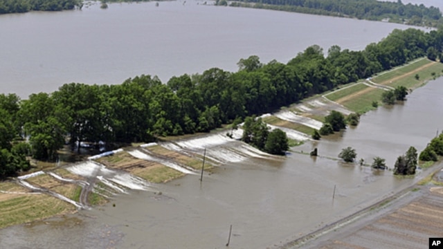 An aerial view of the areas along the levee that are topping over in Lake Providence , Louisiana, May 12, 2011