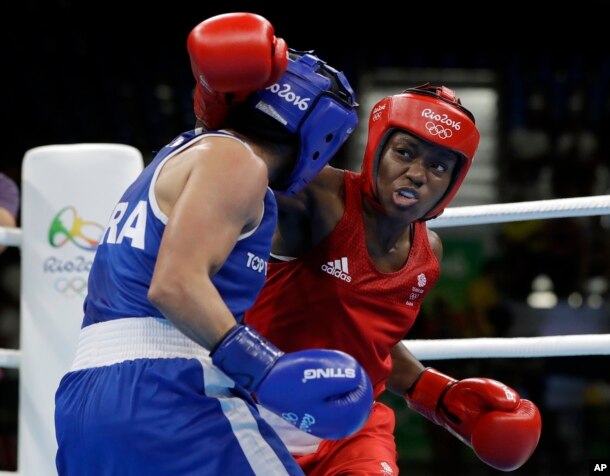 Vận động viên đấm bốc của Anh Nicola Adams (phải) so găng với vận động viên Pháp Sarah Ourahmoune trong trận chung kết hạng cân 51kg hôm 20 tháng 8 năm 2016.