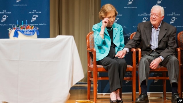 جیمی کارتر و روزالین در تولد ۹۰ سالگی او در اتلانتا. ۱اکتبر ۲۰۱۴ روزالین اشک هایش را از شنیدن ترانه ایمجین پاک می‌کند.