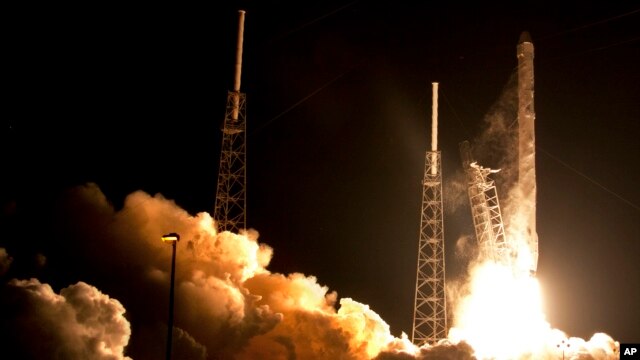 Hỏa tiễn Falcon 9 SpaceX rời mặt đất ở Mũi Canaveral, bang Florida, ngày 10 tháng 1, 2015.