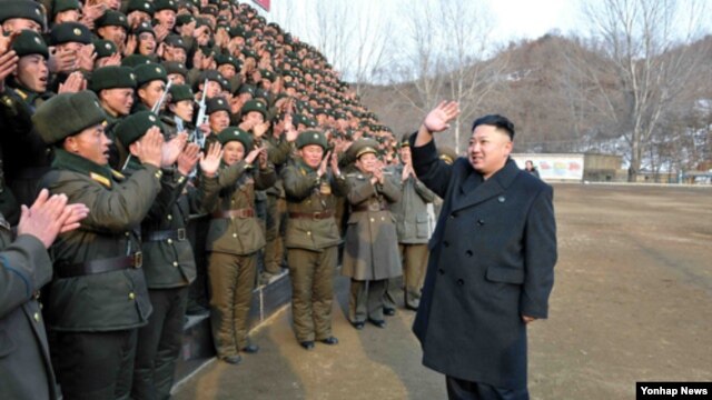 '오중흡7연대' 칭호를 받은 인민군 323군부대를 시찰하는 북한 김정은 국방위원회 제1위원장. 조선중앙통신이 21일 보도했으며, 촬영일시는 밝히지 않았다.