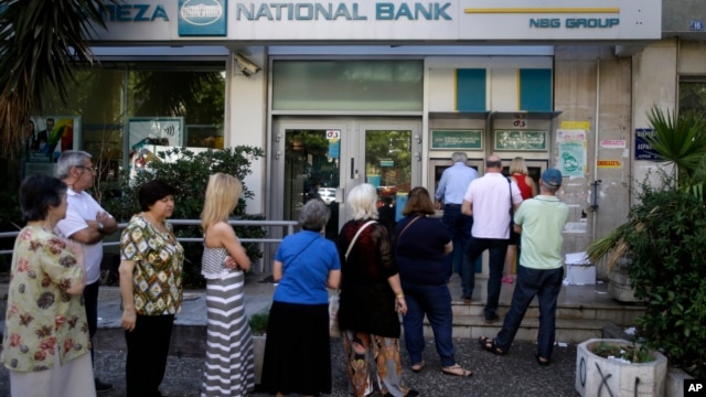 Người dân đứng xếp hàng rút tiền ở máy ATM bên ngoài ngân hàng bị đóng cửa ở Athens, Hy Lạp, hôm 30/6/2015.