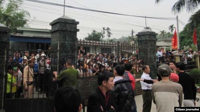 Hàng trăm cư dân địa phương kéo về bao vây Ủy ban Nhân dân xã Chính Mỹ, huyện Thủy Nguyên (Hải Phòng) yêu cầu giới hữu trách giải thích về cái chết đáng ngờ của ông Nguyễn Văn Quệ