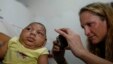Bác sĩ nhi khoa Alexia Harrist từ Trung tâm Kiểm soát Dịch bệnh Hoa Kỳ (CDC) chụp ảnh của em bé 3 tháng tuổi bị bệnh đầu nhỏ, Brazil, ngày 23/2/2016.