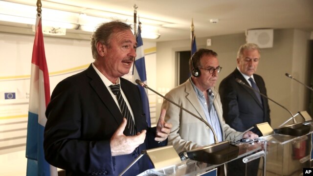 Luxembourg's Minister of Foreign Affairs Jean Asselborn, left, Greece's alternate Immigration Policy Minister Ioannis Mouzalas, and European Commissioner for Migration and Home Affairs Dimitris Avramopoulos during a news conference in Athens, Oct. 10, 2015.