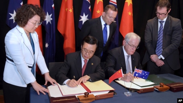 Bộ trưởng Thương mại Trung Quốc Cao Hổ Thành ký hiệp ước thương mại tự do với Australia sau một thập niên đàm phán tại Canberra, ngày 17/6/2015.