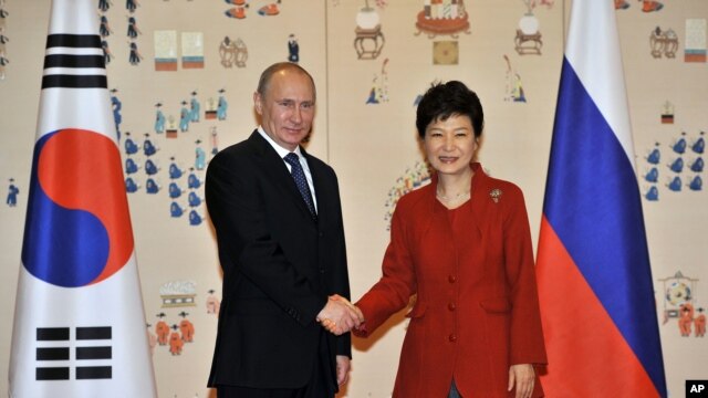 Tổng thống Nam Triều Tiên Park Geun-hye bắt tay với Tổng thống Nga Vladimir Putin tại Seoul, ngày 13/11/2013.