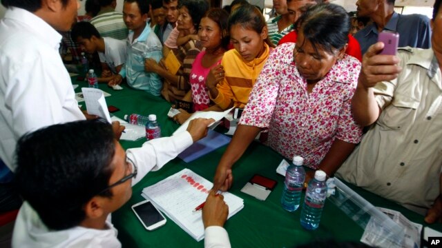 Supporters of National Rescue Party gather to give their thumbprint at the party's office in Phnom Penh, Cambodia, July 31, 2013, as they complain that their names were not in the voting lists of July 28 election. 