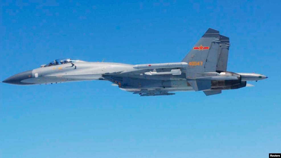 Máy bay chiến đấu SU-27 của Trung Quốc bay ngang qua biển Hoa Đông giữa năm 2014.