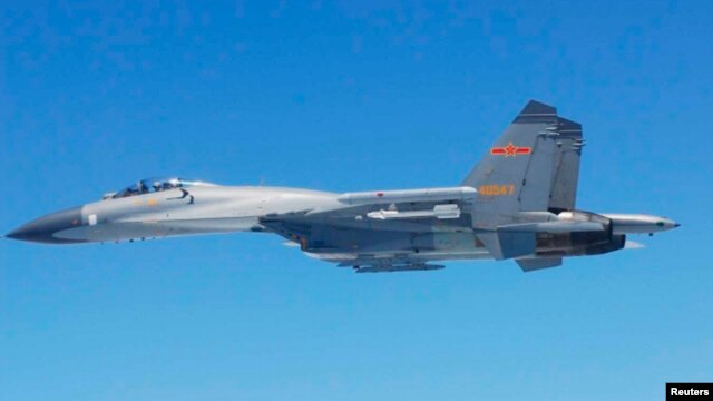 Máy bay chiến đấu SU-27 của Trung Quốc bay ngang Biển Hoa Đông. (Ảnh do Bộ Quốc phòng Nhật Bản công bố ngày 24/5/2014)
