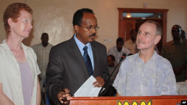 Paul and Rachel Chandler stand with Somali Prime Minister Mohamed Abdullahi Mohamed shortly after their release from kidnappers.