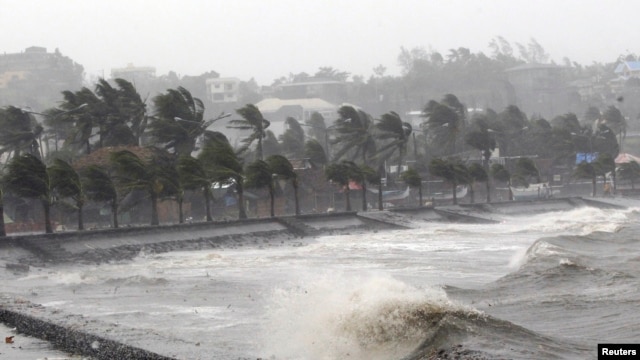 Gió to và sóng lớn do bão Hagupit mang tới tại Thành phố Legazpi, tỉnh Albay phía nam đảo Luzon, ngày 7 tháng 12, 2014. 