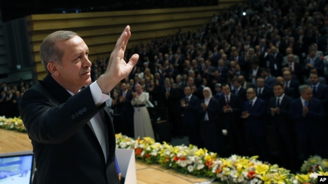 Thủ tướng Recep Tayyip Erdogan chào các thành viên đảng AK của ông trước khi thông báo quyết định chạy đua cho chức tổng thống, Ankara, 1/7/2014.