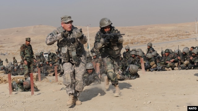 Nhân viên huấn luyện của quân đội Mỹ đào tạo các học viên cho Quân đội Quốc gia Afghanistan tại trường đào tạo quân sự ở Kabul