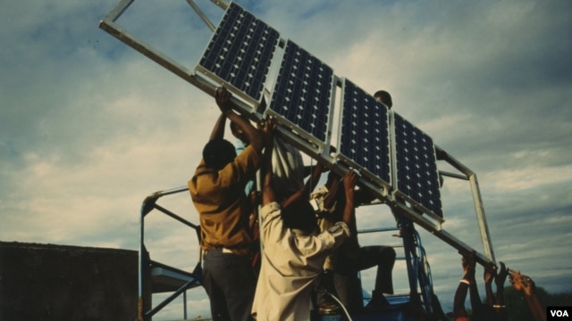 Men offload an array of solar panels for use in Tanzania. The SELF NGO is calling on governments to do more to give ‘clean’ electricity to Africans.(Courtesy SELF)