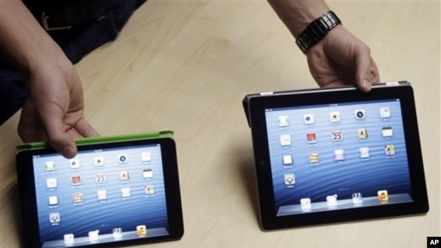 Ajped mini (levo) manji je i lakši od ajpeda normalne veličine